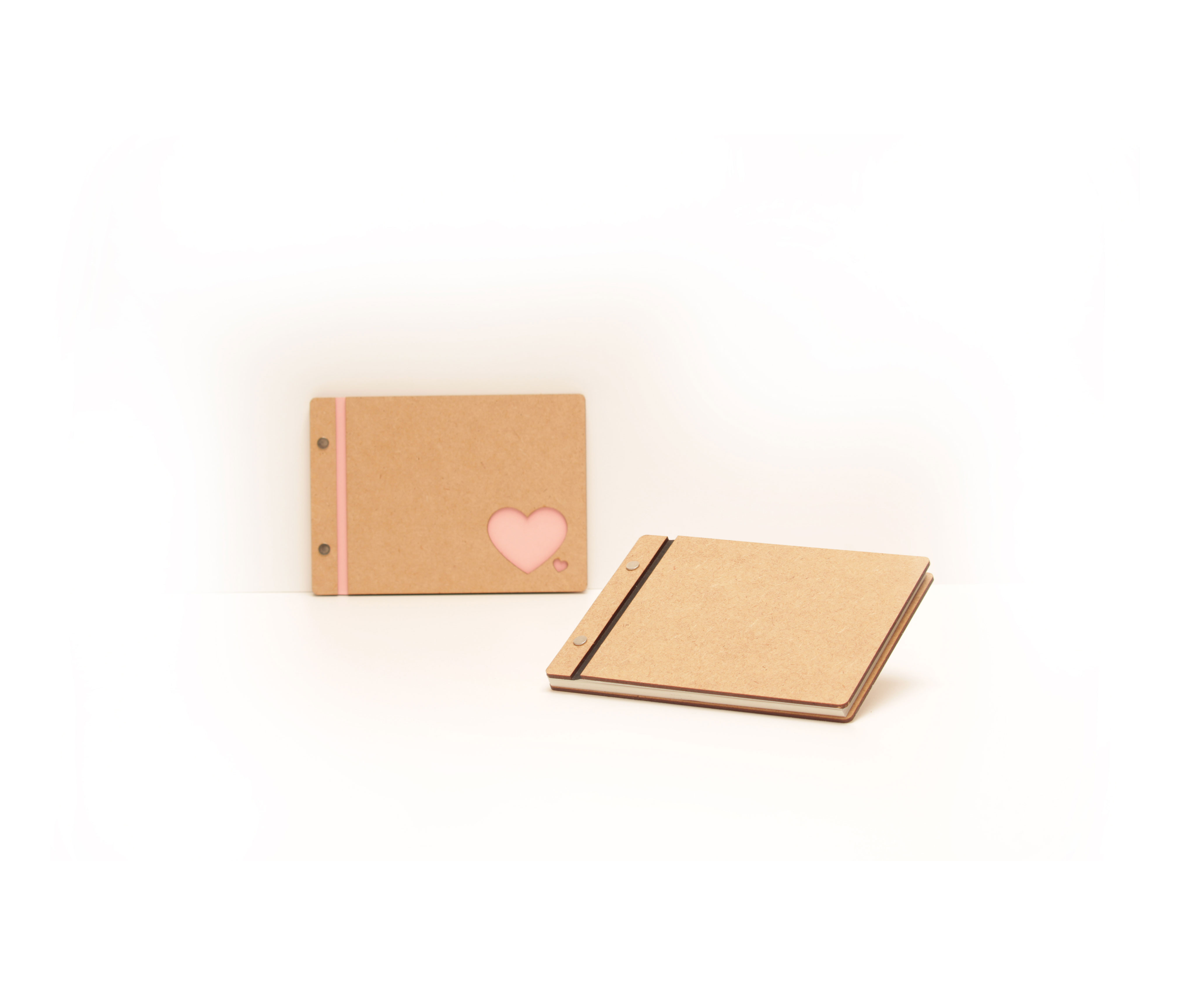 LIBRETA BISAGRA DE CARTÓN Y REMACHE